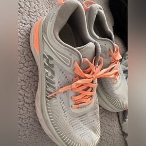 hokas